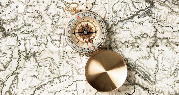 Draufsichtkompass oben auf Weltkarte