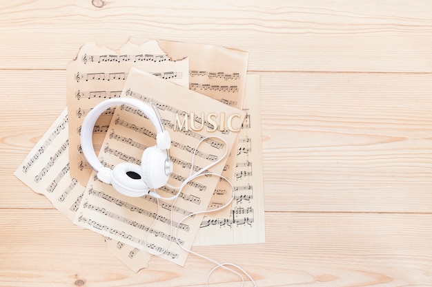 Draufsichtkopfhörer mit Musikblättern