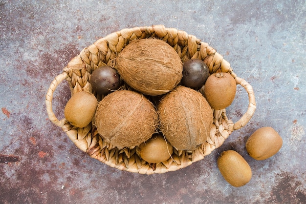 Draufsichtkorb gefüllt mit Kokosnuss und Kiwi
