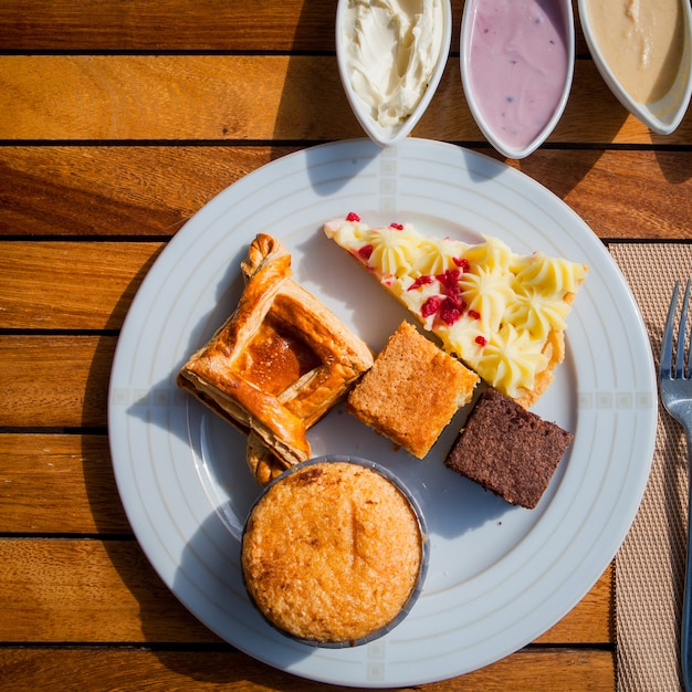 Draufsichtkuchen auf einem hellen Holztisch