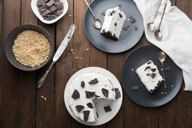 Draufsichtkuchen auf hölzernem Hintergrund