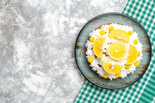 Draufsichtkuchen mit weißer Gebäckcreme und Zitronenscheiben o