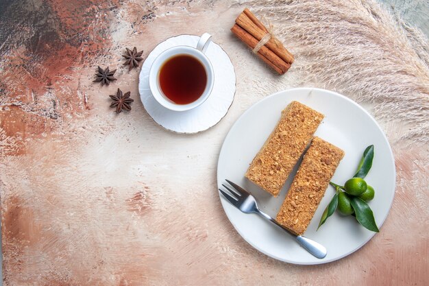 Draufsichtkuchenscheiben Honigkuchen mit Tasse Tee auf Licht