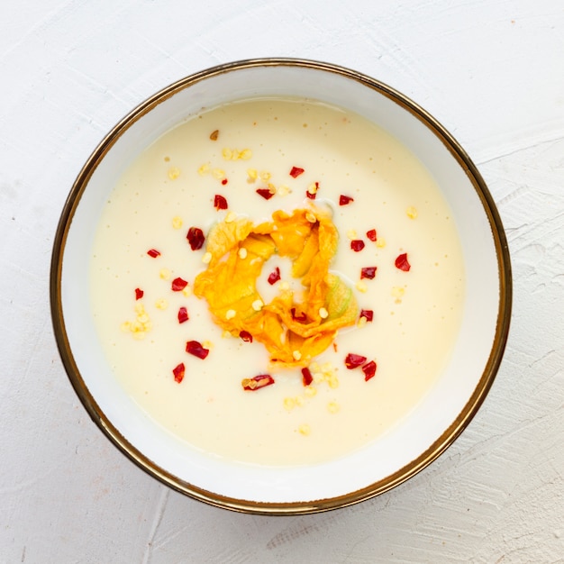 Draufsichtkürbissuppe mit weißem Hintergrund