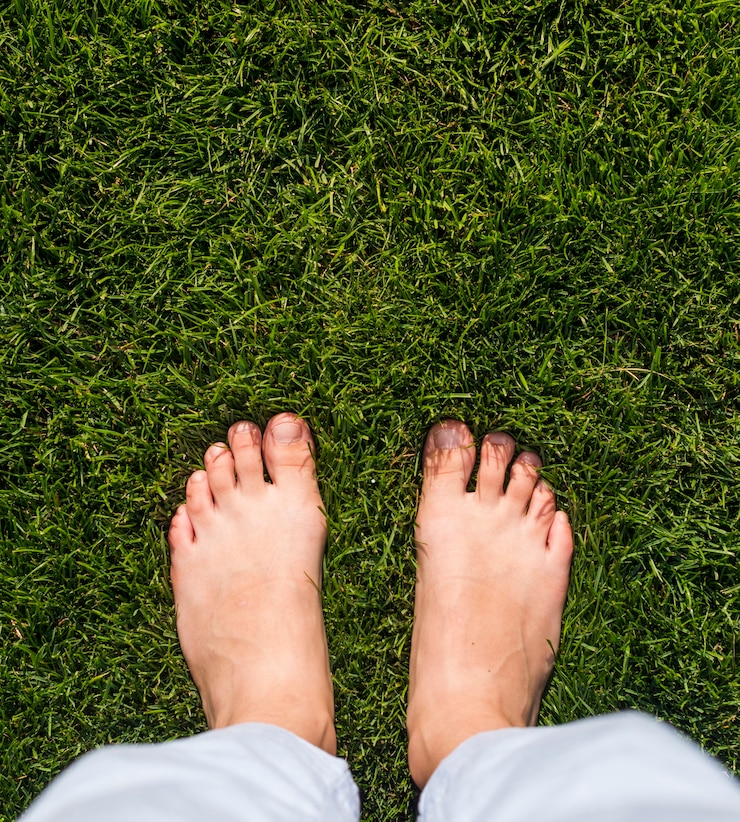 Kostenlose Foto draufsichtmädchen, das auf gras steht