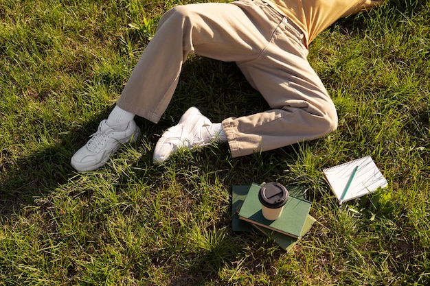 Kostenloses Foto draufsichtmann, der auf gras legt