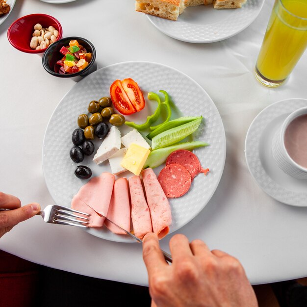 Draufsichtmann, der Frühstück isst, das Wurst isst.