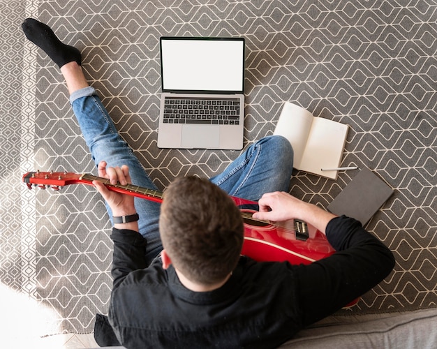 Kostenloses Foto draufsichtmann, der gitarre spielt