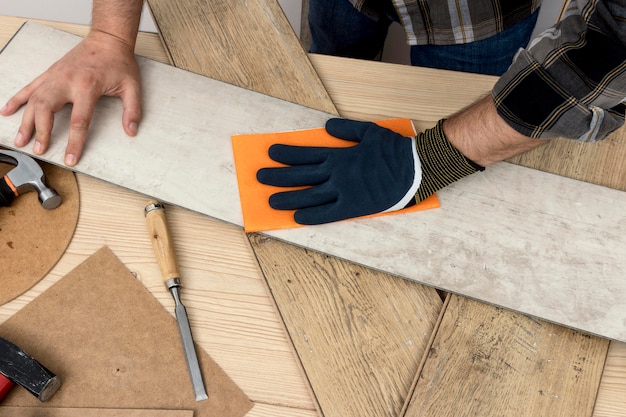 Draufsichtmann mit Sandpapierschreinerei-Werkstattkonzept