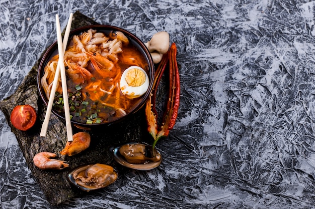 Draufsichtmeeresfrüchte Ramen mit Kopienraum