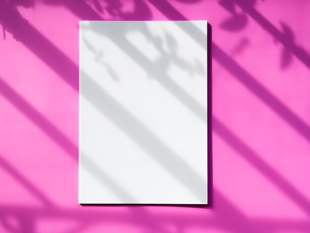 Draufsichtmodellzeitschrift mit rosa Hintergrund