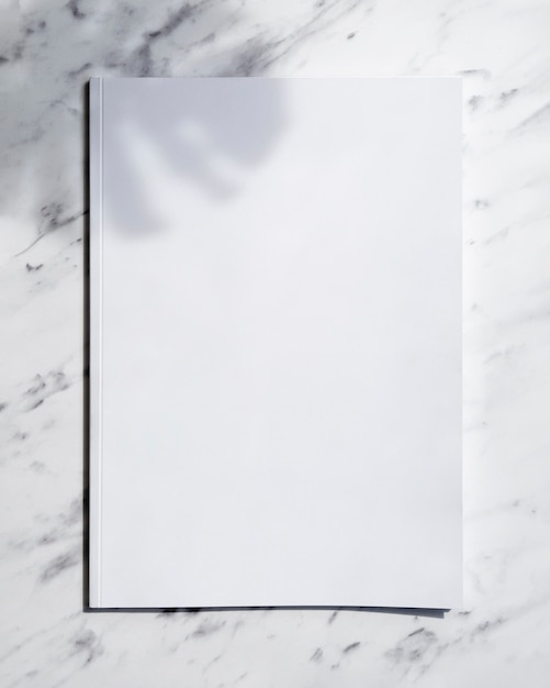 Draufsichtmodellzeitschrift mit weißem Hintergrund