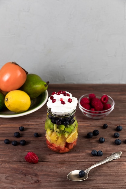 Kostenloses Foto draufsichtobstsalat auf holztisch