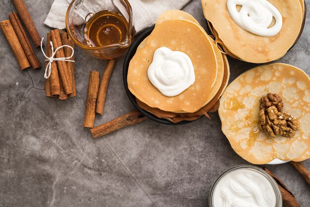 Draufsichtpfannkuchen mit Ahornsirup auf dem Tisch