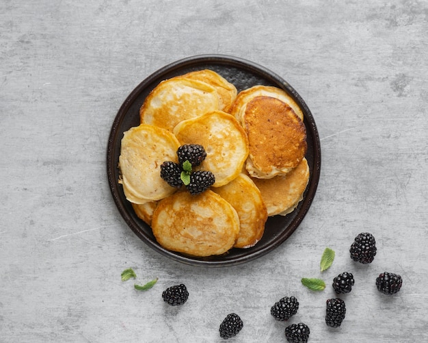 Draufsichtpfannkuchen mit Brombeeren