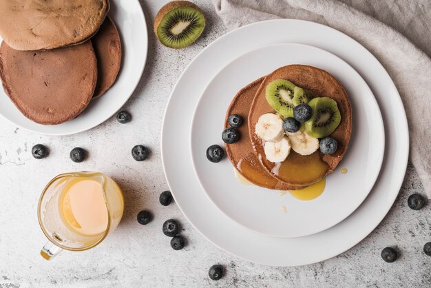 Draufsichtpfannkuchen mit Früchten