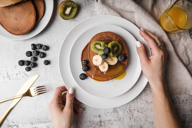 Draufsichtpfannkuchen mit Früchten