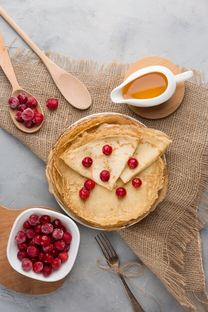 Draufsichtpfannkuchen mit Früchten