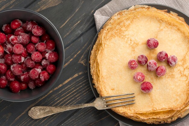 Draufsichtpfannkuchen mit Früchten