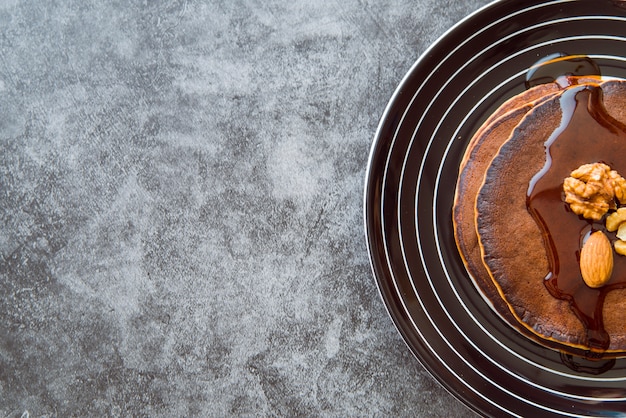 Kostenloses Foto draufsichtpfannkuchen mit kopienraum