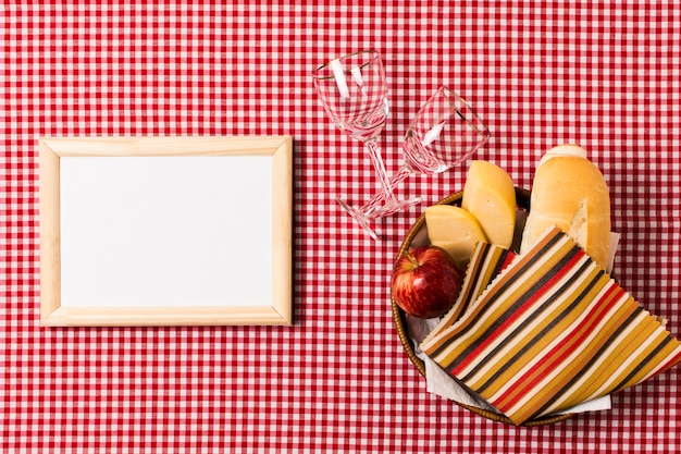 Draufsichtpicknickzusammenstellung nahe bei leerem Rahmen