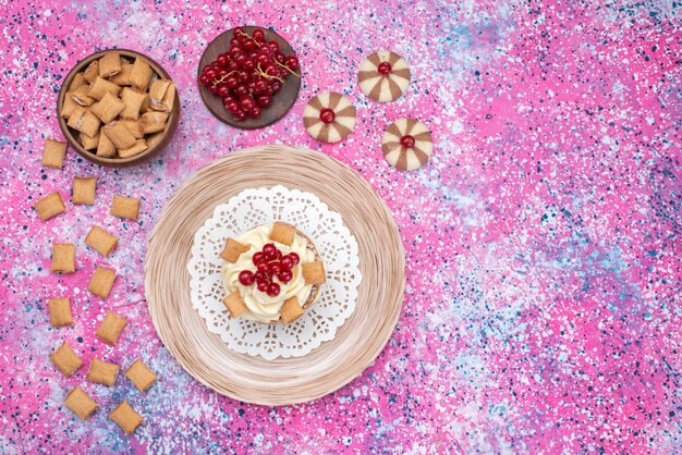 Draufsichtplätzchen und -kuchen zusammen mit Preiselbeeren auf der purpurnen Hintergrundplätzchenkeksfarbfrucht