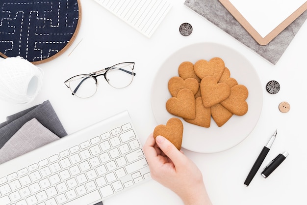 Draufsichtplätzchen zum Frühstück im Büro