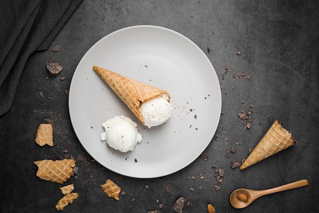 Draufsichtplatte mit Eiscreme auf Kegeln