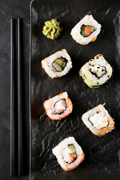 Draufsichtplatte mit frischem Sushi auf Tisch