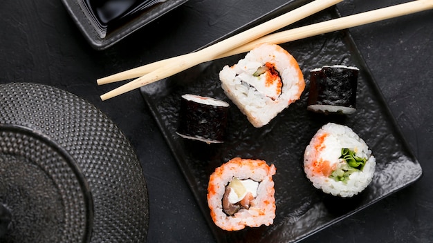 Kostenloses Foto draufsichtplatte mit frischem sushi