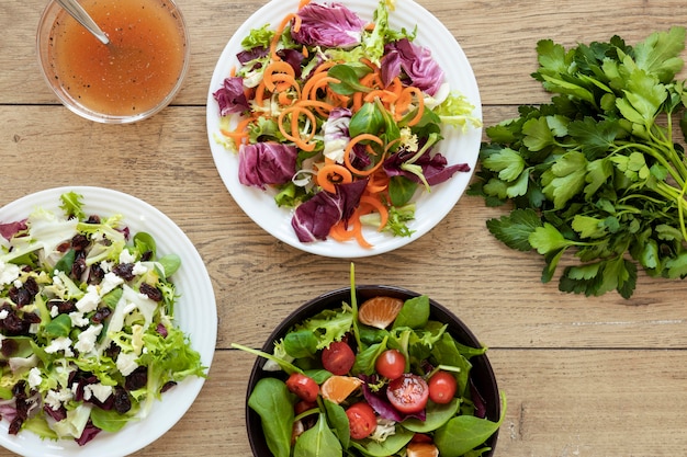 Draufsichtplatte mit Salat auf Tisch