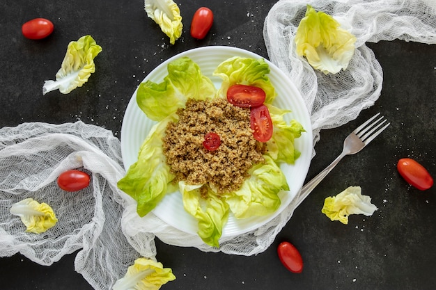 Draufsichtplatte mit Salat und Tomaten