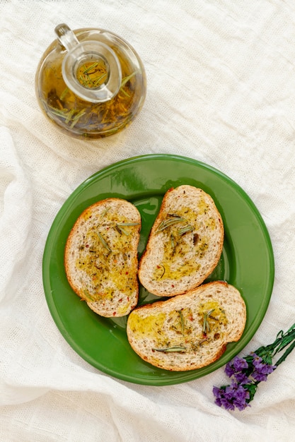 Draufsichtplatte mit Scheibenbrot und Olivenöl