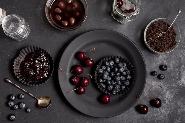 Draufsichtplatten mit Blaubeeren und Kirschen