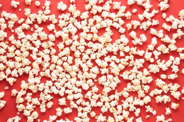 Draufsichtpopcorn auf rotem Hintergrund