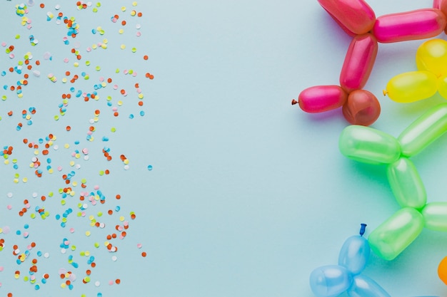 Kostenloses Foto draufsichtrahmen mit konfettis und ballonen