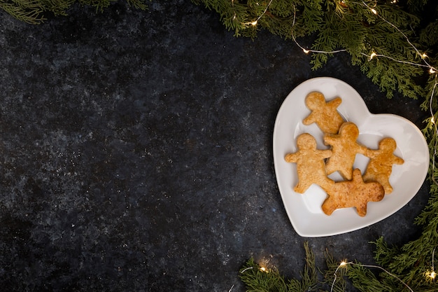 Draufsichtrahmen mit Lebkuchenmännern auf Stuckhintergrund