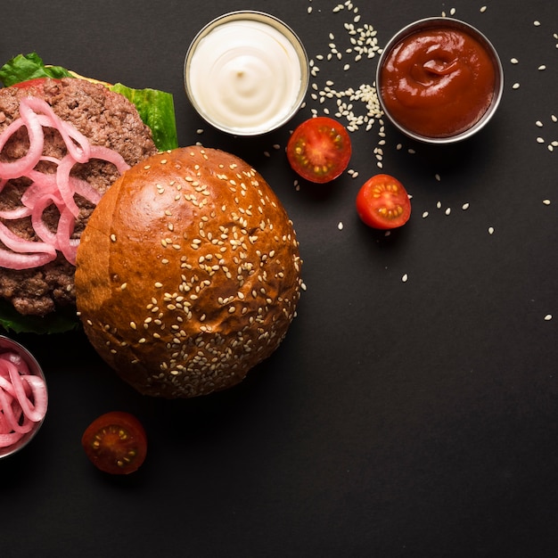 Kostenloses Foto draufsichtrindfleischburger mit geschmackvollen soßen