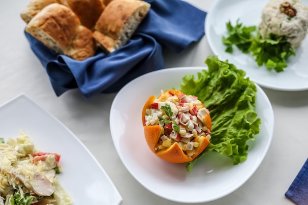 Draufsichtsalat in der Orangenschale mit einem Salatblatt auf einem Teller