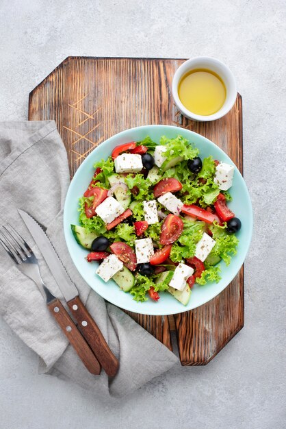 Draufsichtsalat mit Feta-Käse auf Schneidebrett