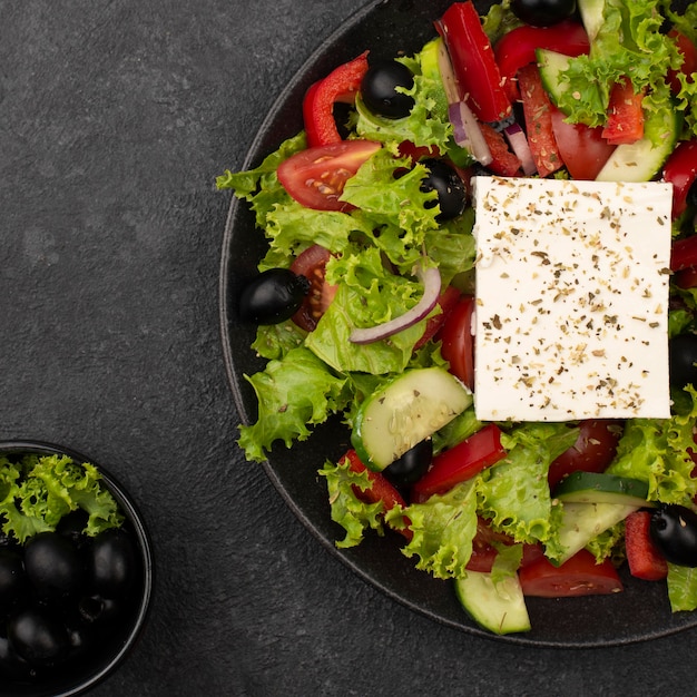 Kostenloses Foto draufsichtsalat mit feta-käse