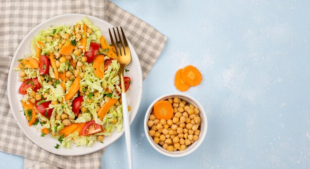 Draufsichtsalat mit Kichererbsen, Karotten und Kopierraum