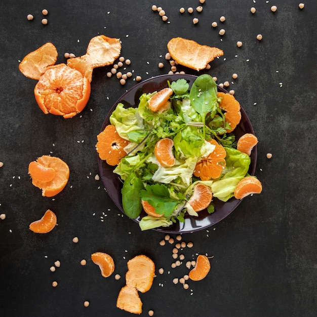 Kostenloses Foto draufsichtsalat mit mandarine auf tisch