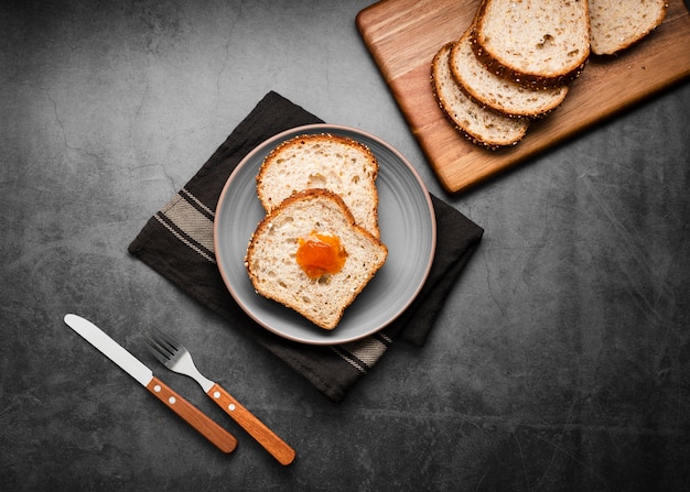 Kostenloses Foto draufsichtsammlungsscheiben brot mit stau