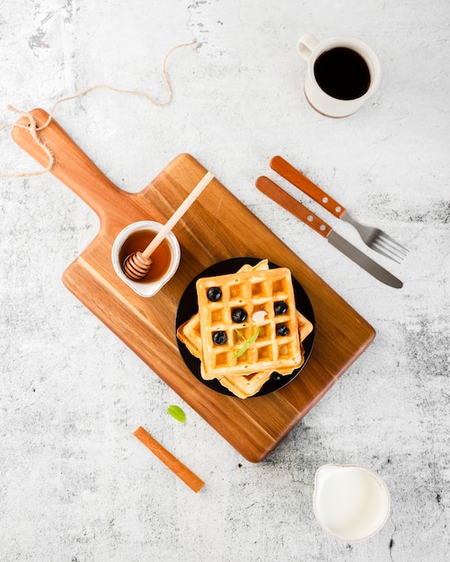 Kostenloses Foto draufsichtsatz der waffel auf die hölzerne oberseite