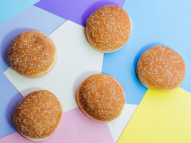 Draufsichtsatz geschmackvolle Brötchen auf buntem Hintergrund