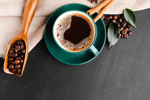 Draufsichtschale frischer Kaffee auf dem Tisch