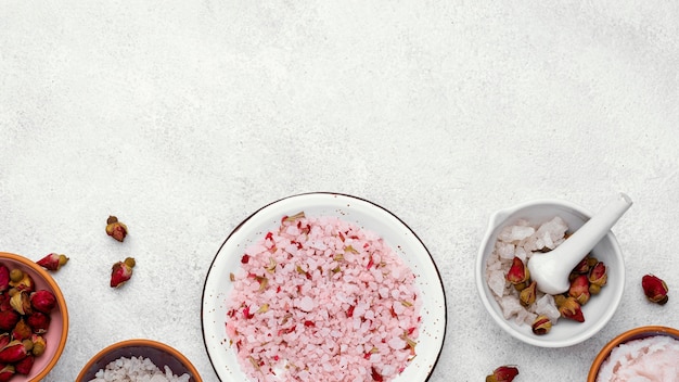 Draufsichtschale mit rosa Salzen