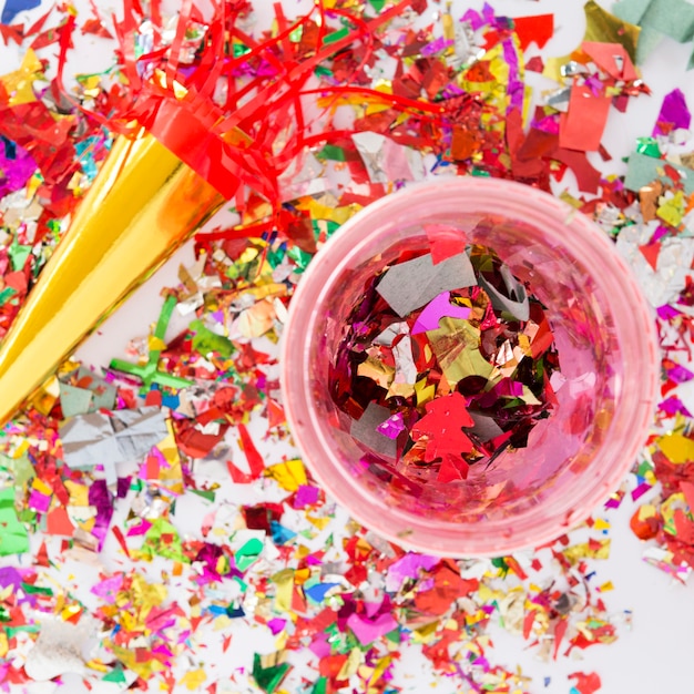 Kostenloses Foto draufsichtschale voll bunte konfetti