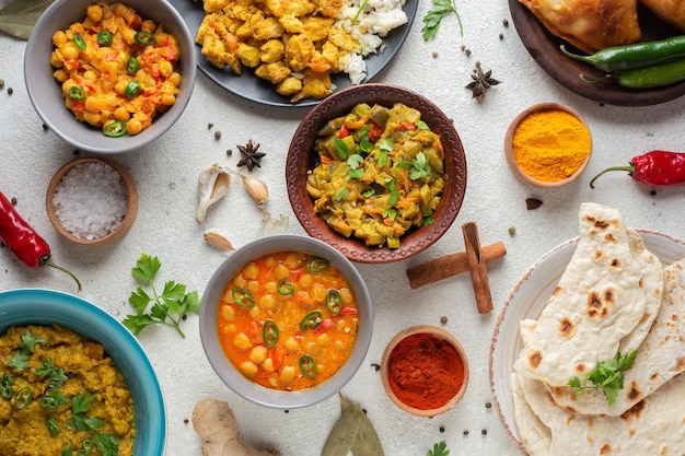 Kostenloses Foto draufsichtschalen mit indischem essen